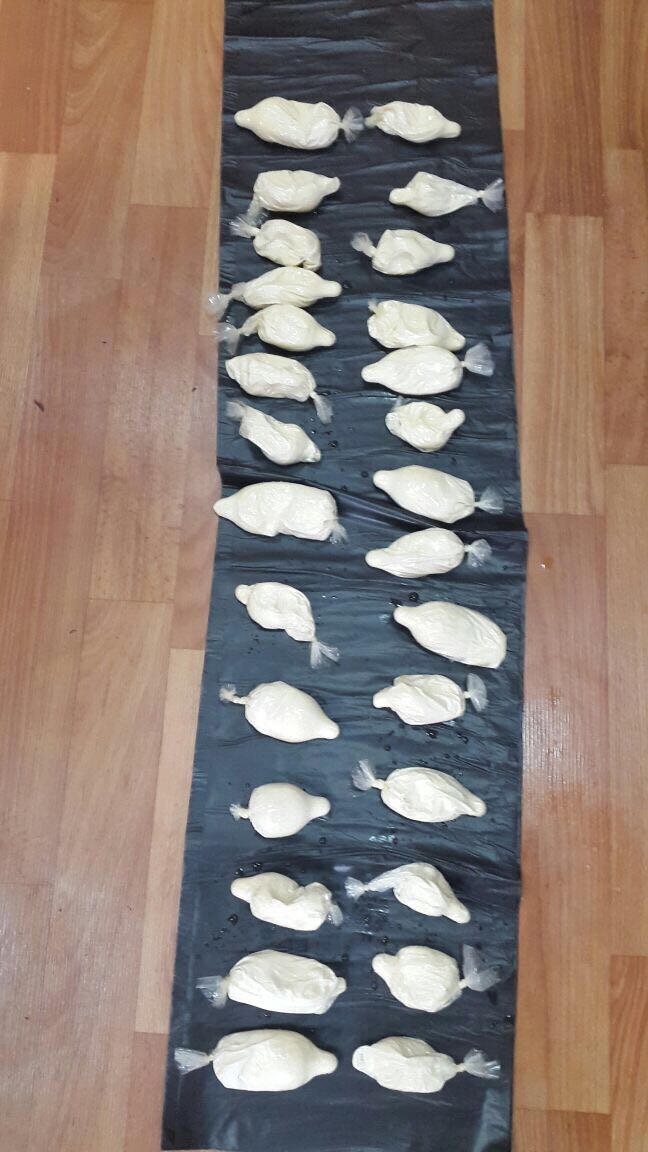 Правоохранители задержали на границе мужчину, который перевозил 1 кг кокаина в желудке